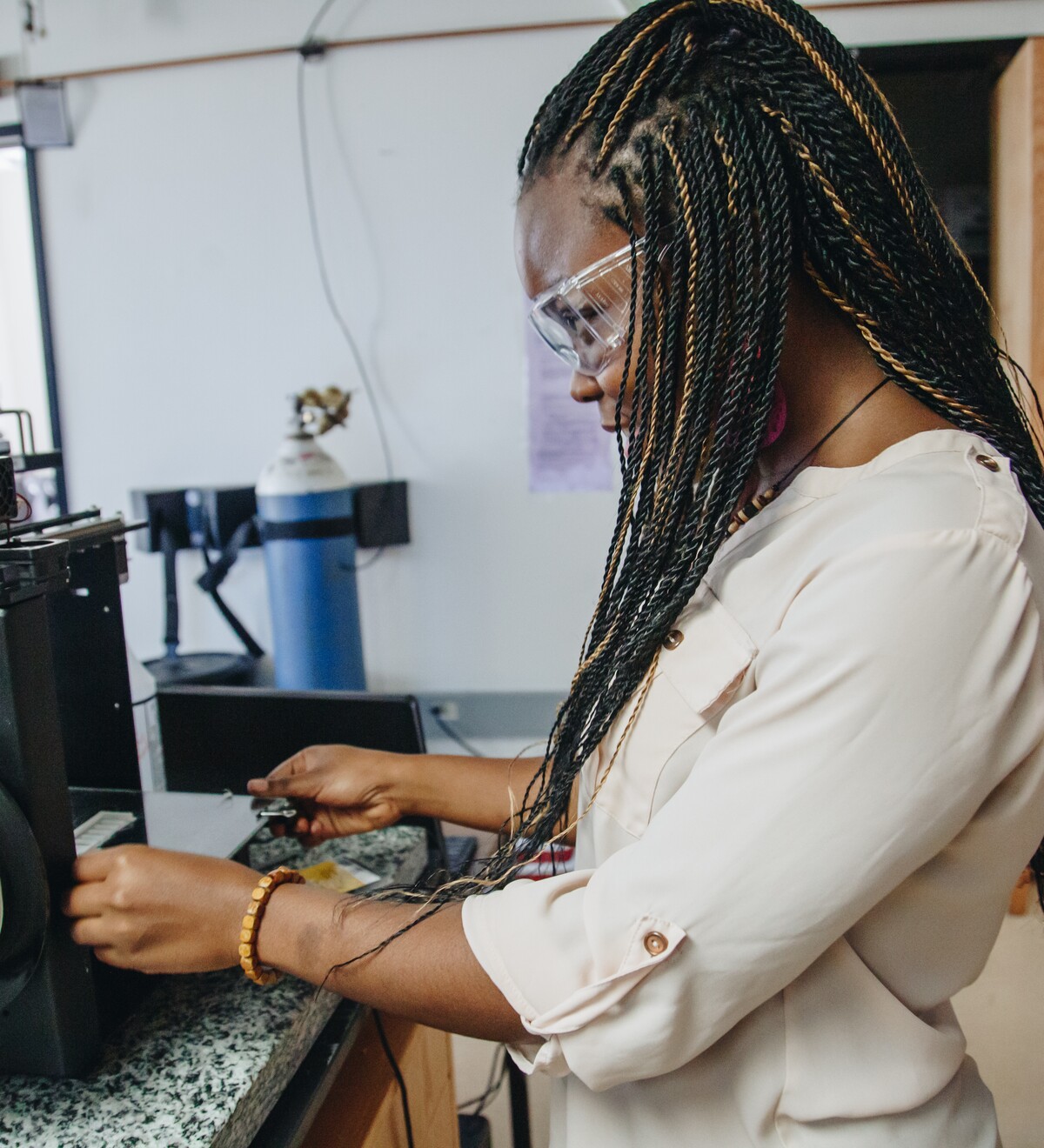 A student conducts hands-on research in a University of Oregon laboratory.