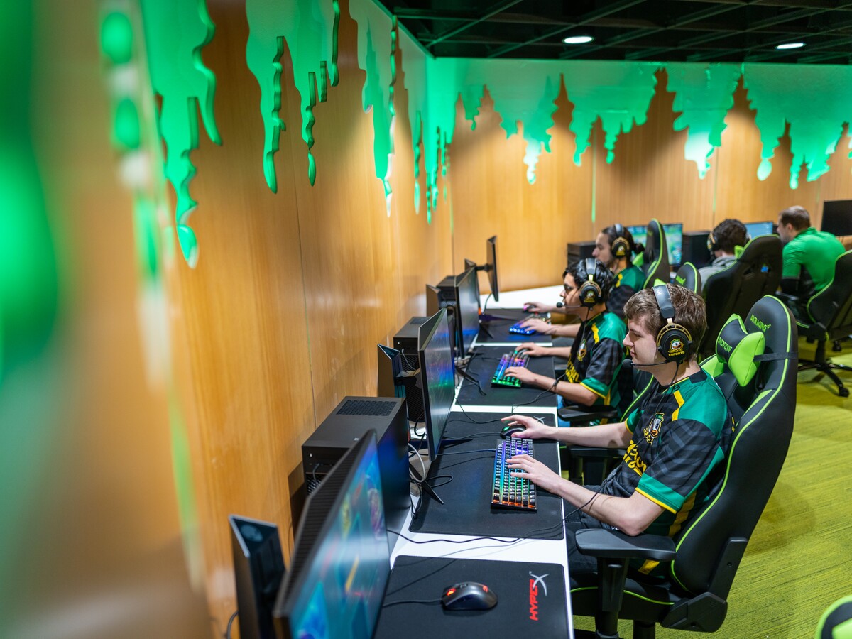 Members of the UO esports team compete at computers.