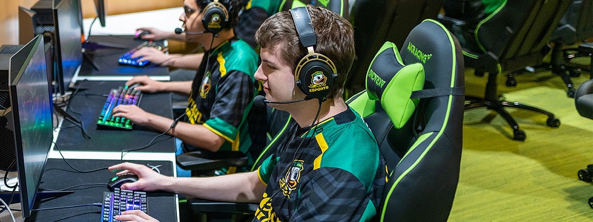 UO esport player at a computer screen