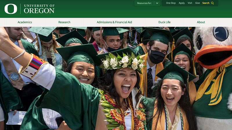UO homepage with a photo of graduates and the Duck