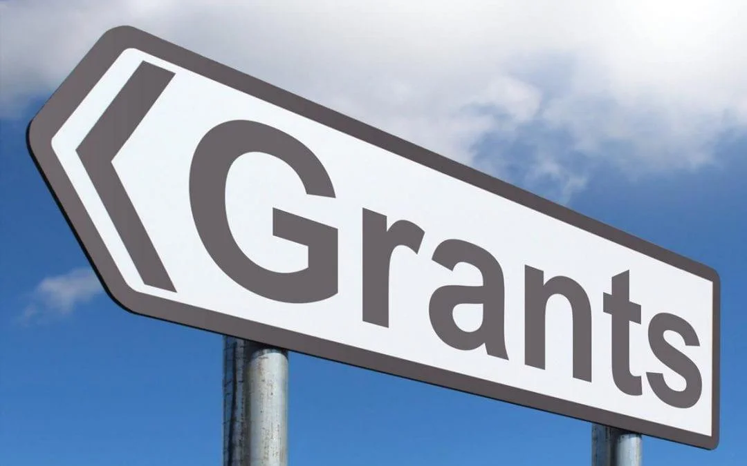 A road sign arrow that reads "grants".