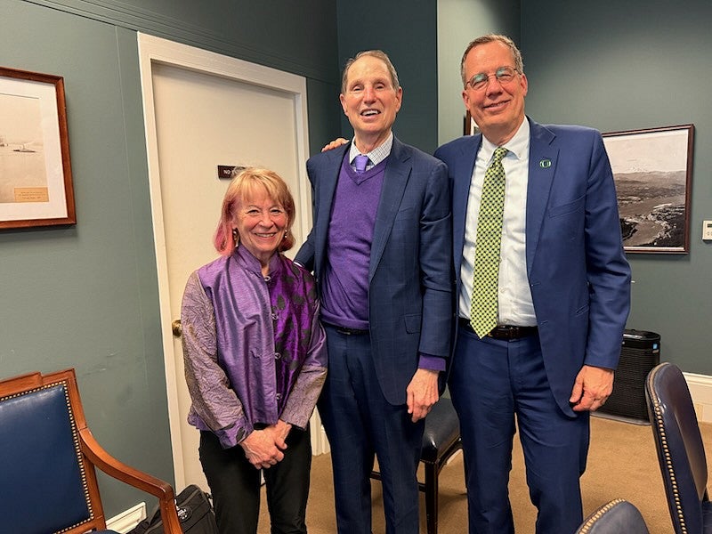 UO President Karl Scholz and Vice President for Research and Innovation Geri Richmond pose for a photo with Oregon Senator Ron Wyden