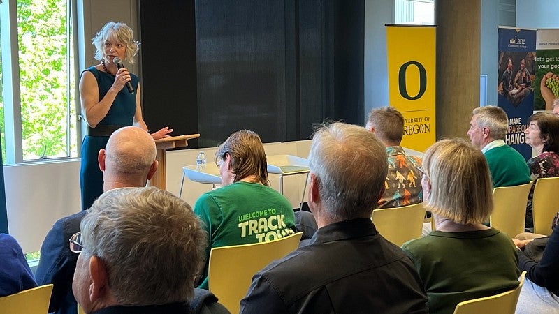 Eugene Mayor Kaarin Knudson speaks to an audience at the University of Oregon.