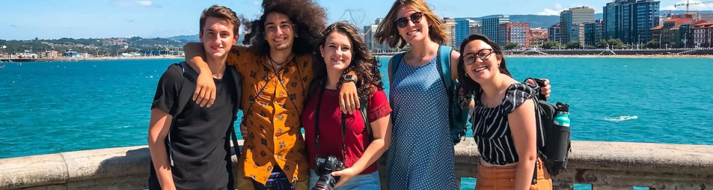 Group of UO students posing in front of a body of water in Oviedo, Spain