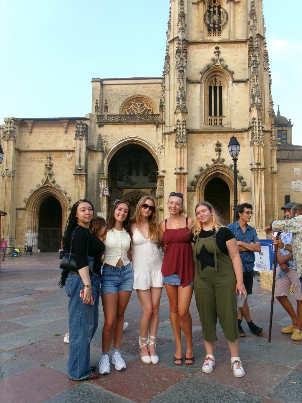 A group of uo students standing in front of a church in Oviedo