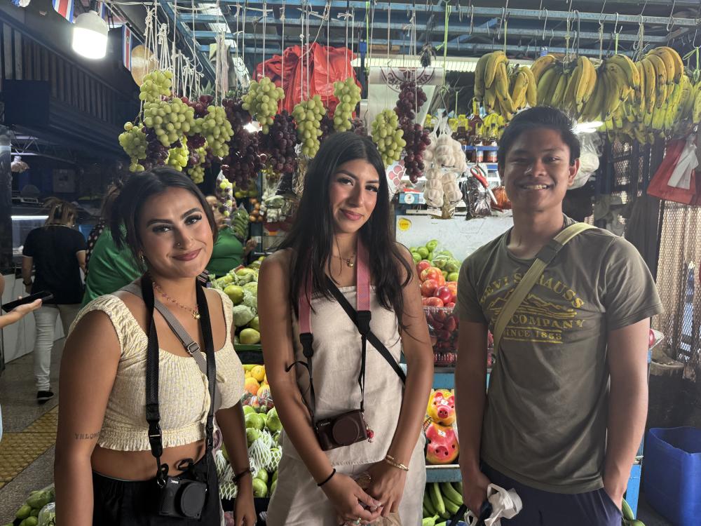 UO students at market in costa rica