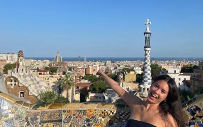Lindsay smiling at park de gaulle in Barcelona