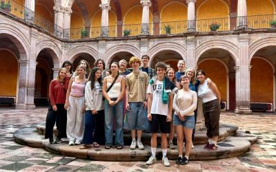 A group of uo students standing in an courtyard in Querétaro