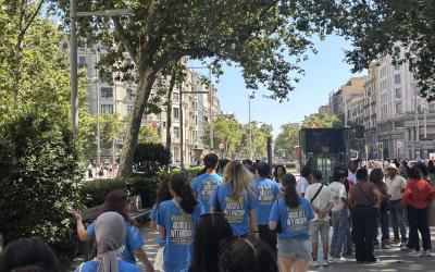 A group of students walking with the absolute internship providers