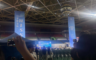 two banners that read "Hanyang International Summer School" with students waiting in the room for orientation to start