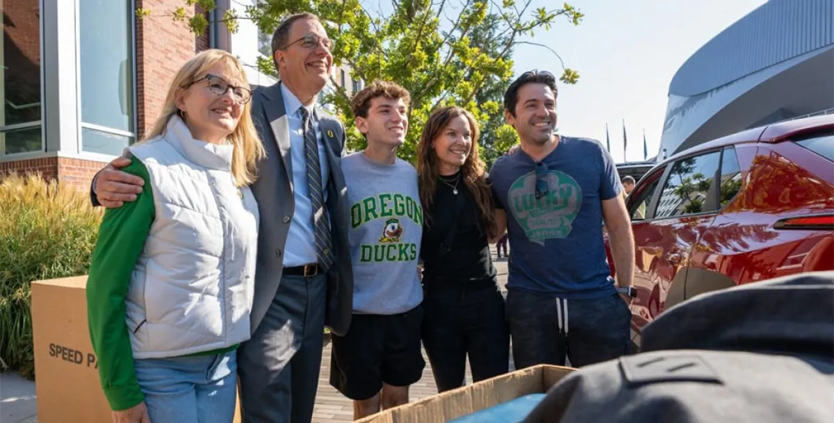 A family stands with President Scholz at Unpack the Quack