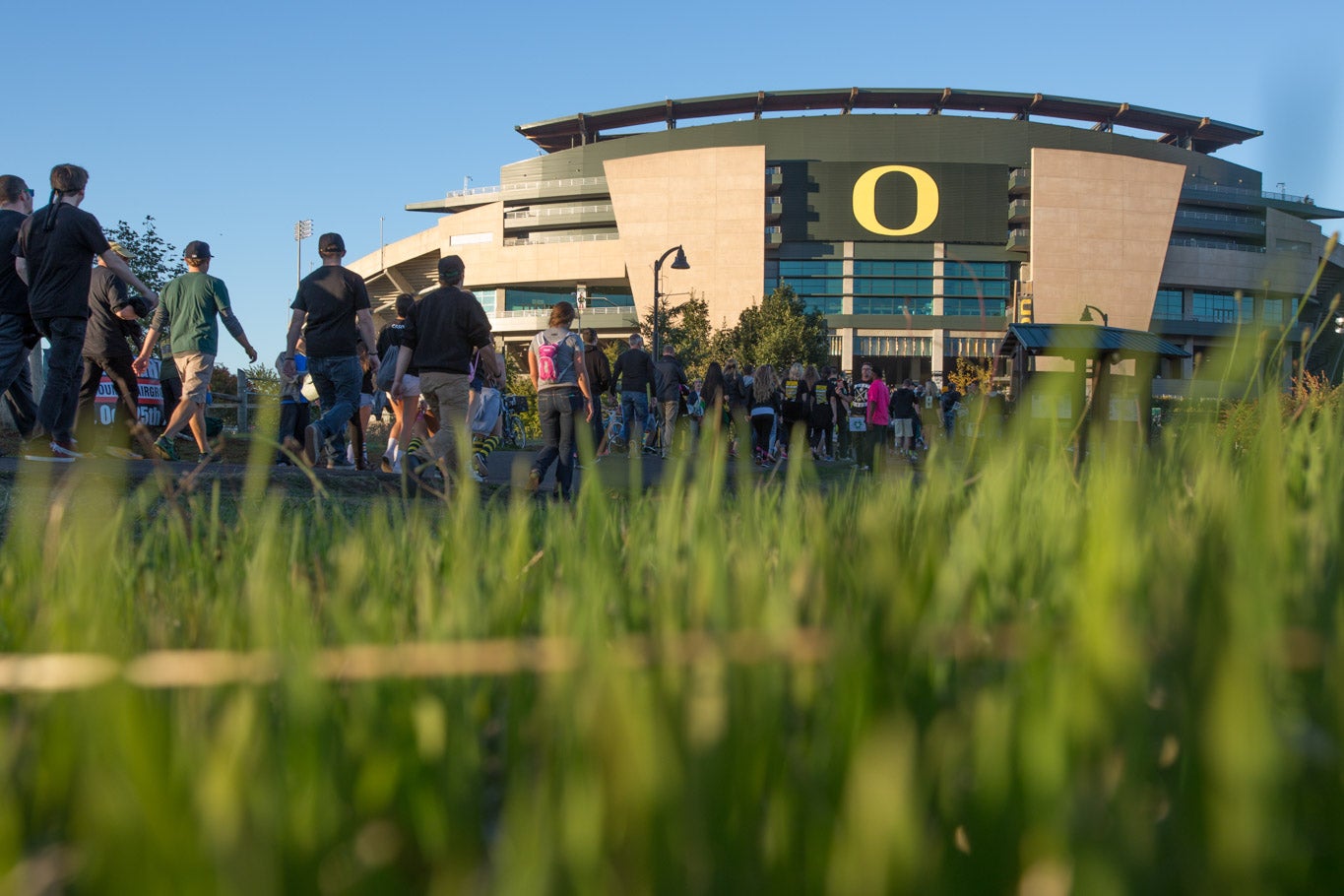 students walk to autzen