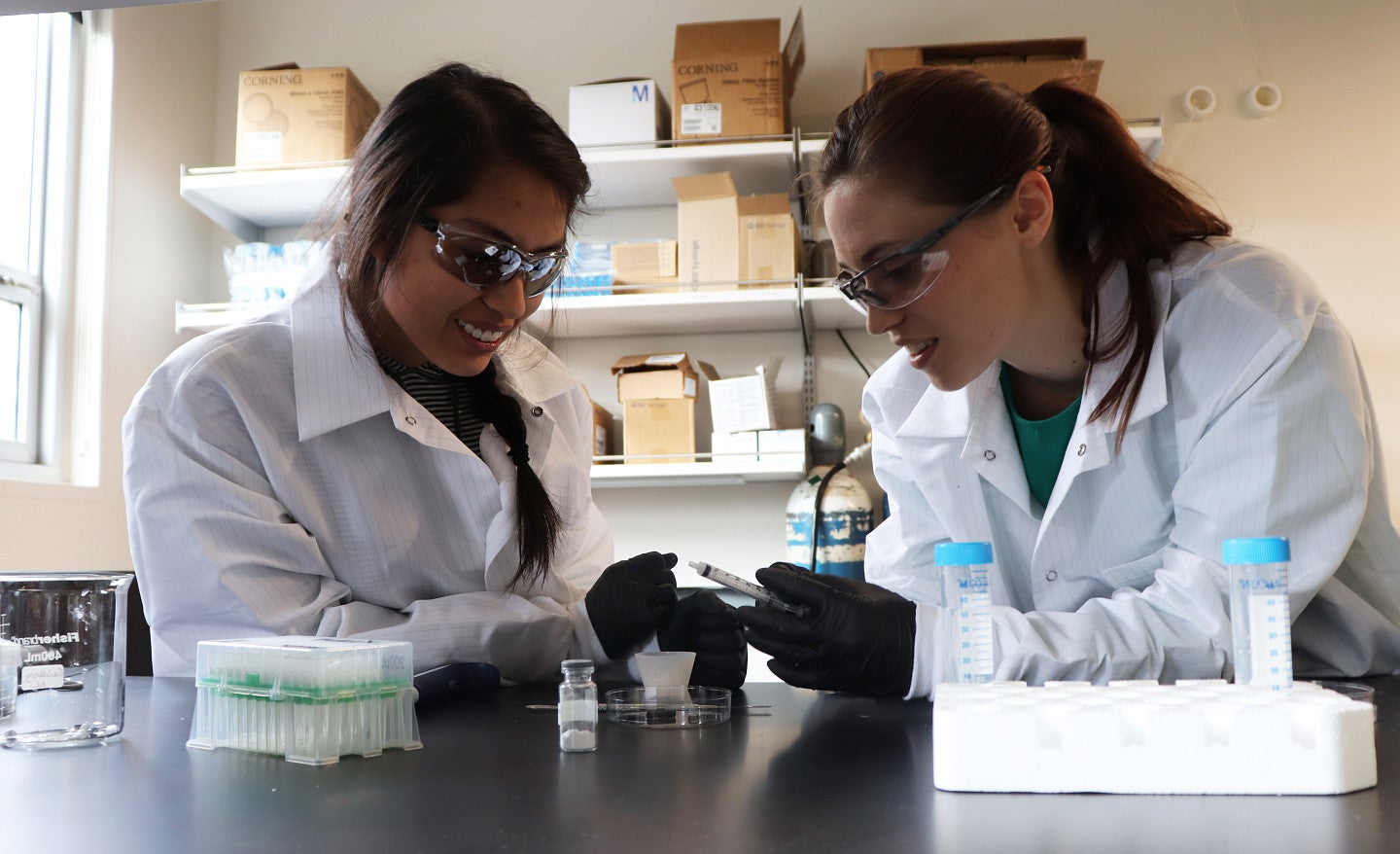 Knight Campus Undergraduate Scholar in the lab with mentor