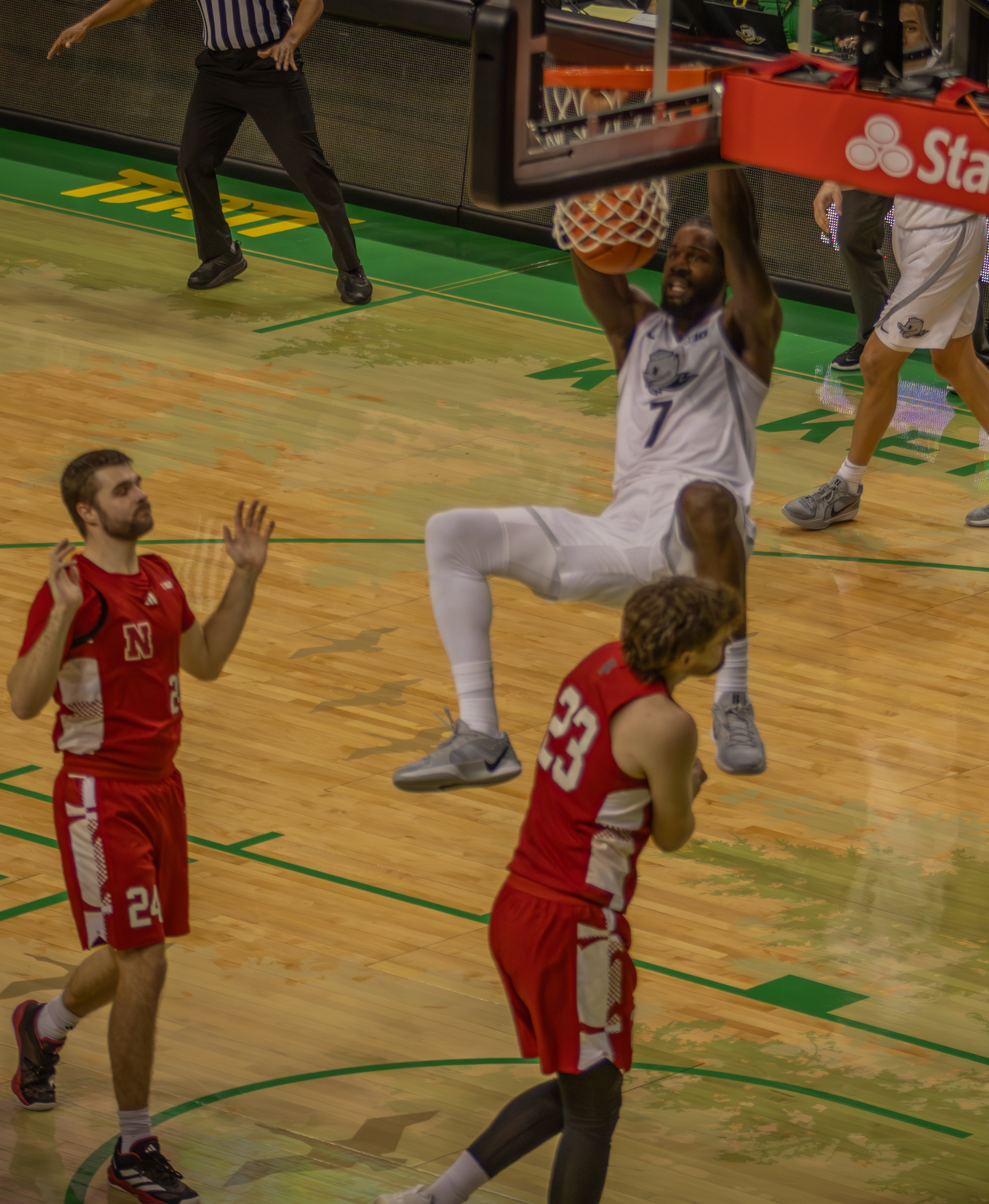 Supreme Cook slams the basketball through the hoop during Oregon men's baketball's loss to Nebraska on Feb. 2, 2025 (Photo: Wilder Lewis). 