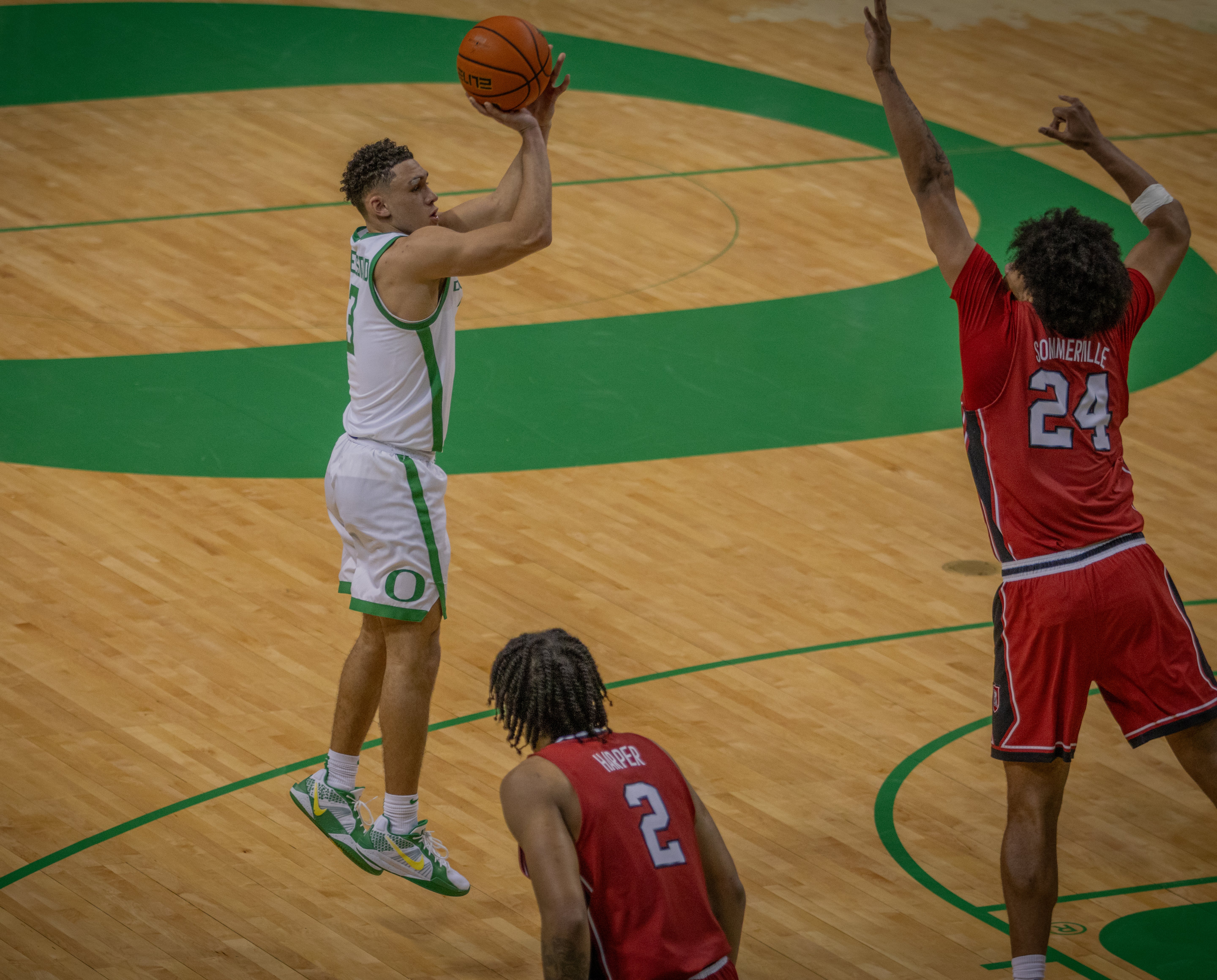Oregon guard Jackson Shelstad lines up a midrange jump shot against Rutgers.