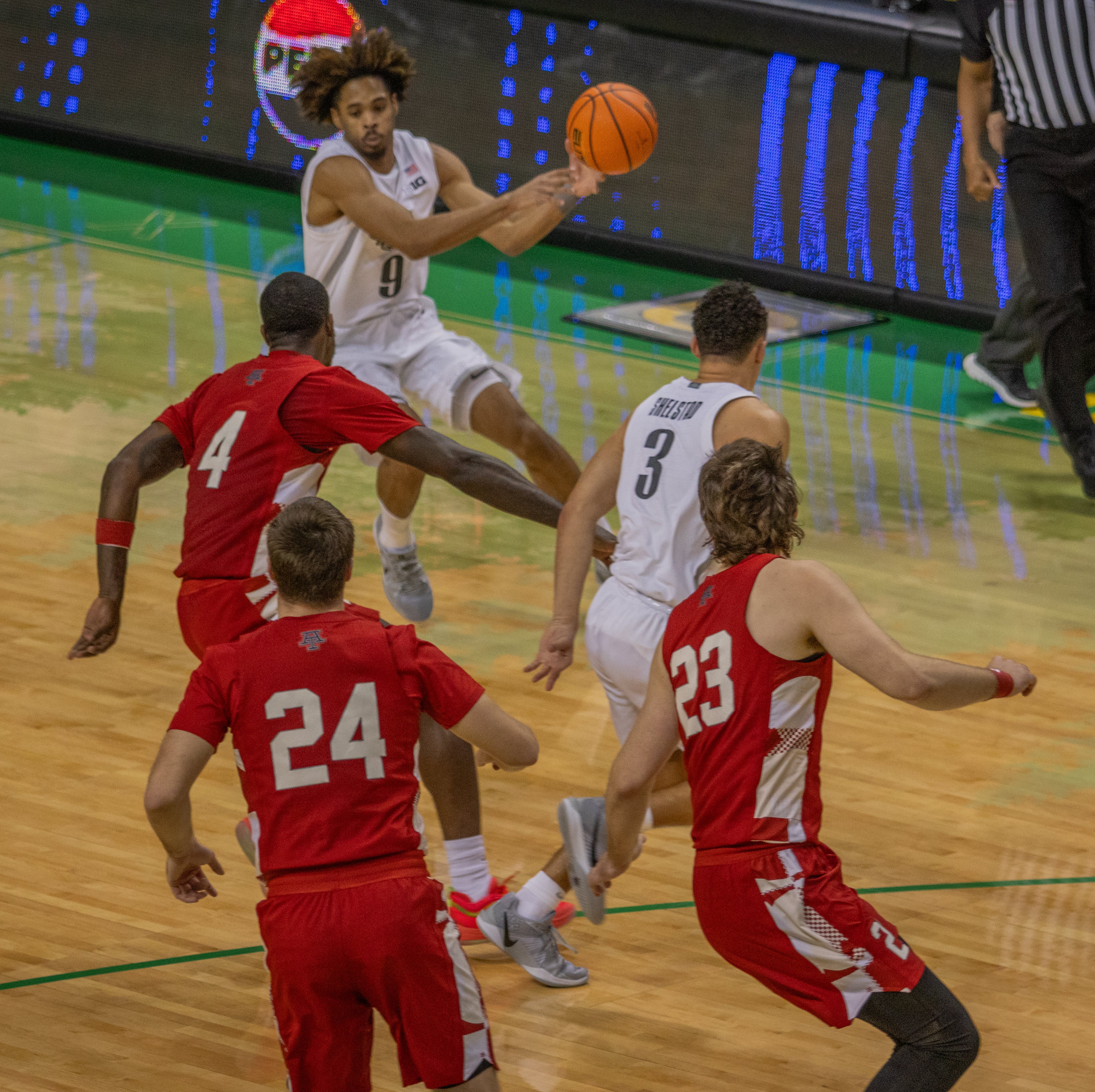 Oregon point guard Jackson Shelstad passes the ball to Keeshawn Barthelemy in the Ducks' loss to Nebraska on Feb. 2, 2025 (Photo: Wilder Lewis).