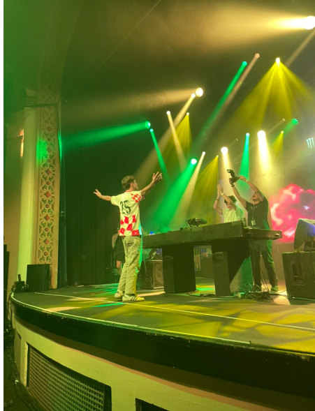 dj mixwell on stage 