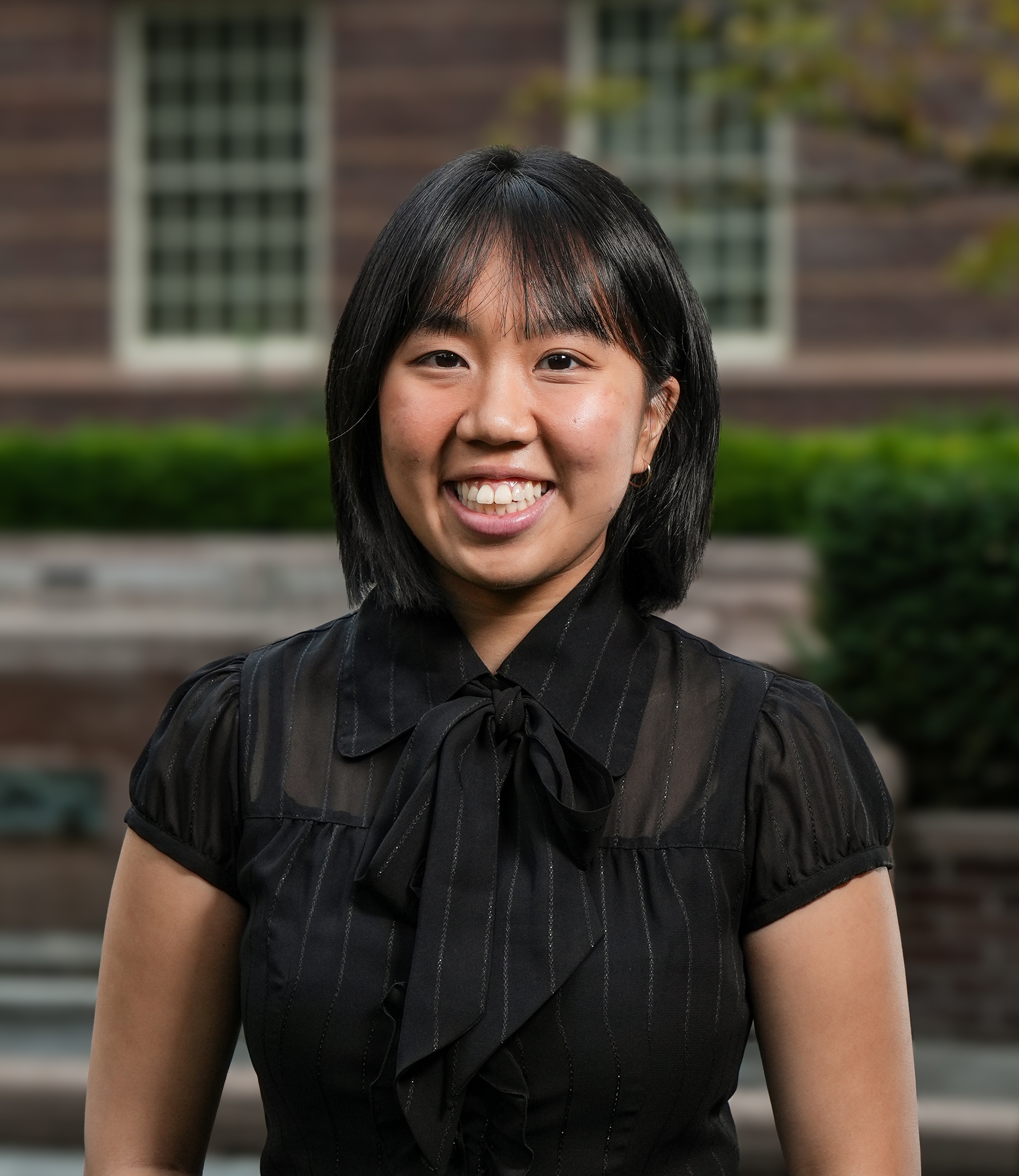 Headshot of Quynh-Tran Le outside