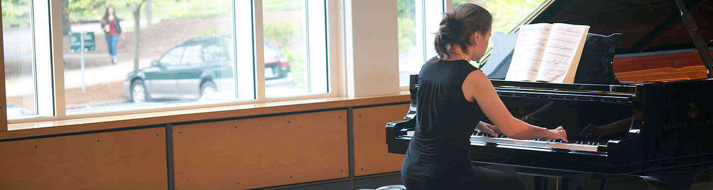 pianist in aasen-hull hall