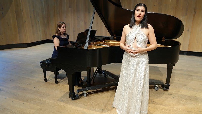 Paula Alva Garcia singing