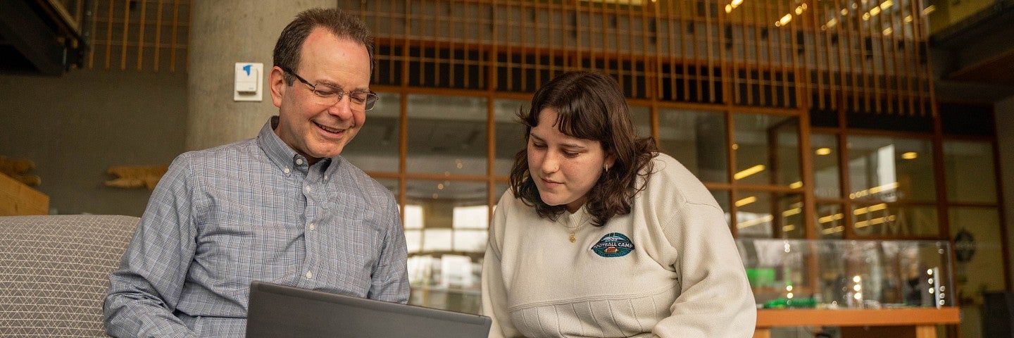 PathwayOregon student connecting with an advisor