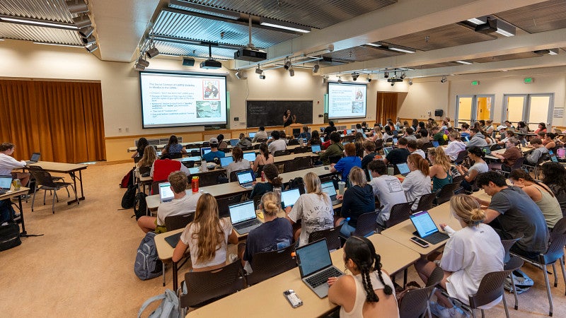 sojc students listening to lecture during class
