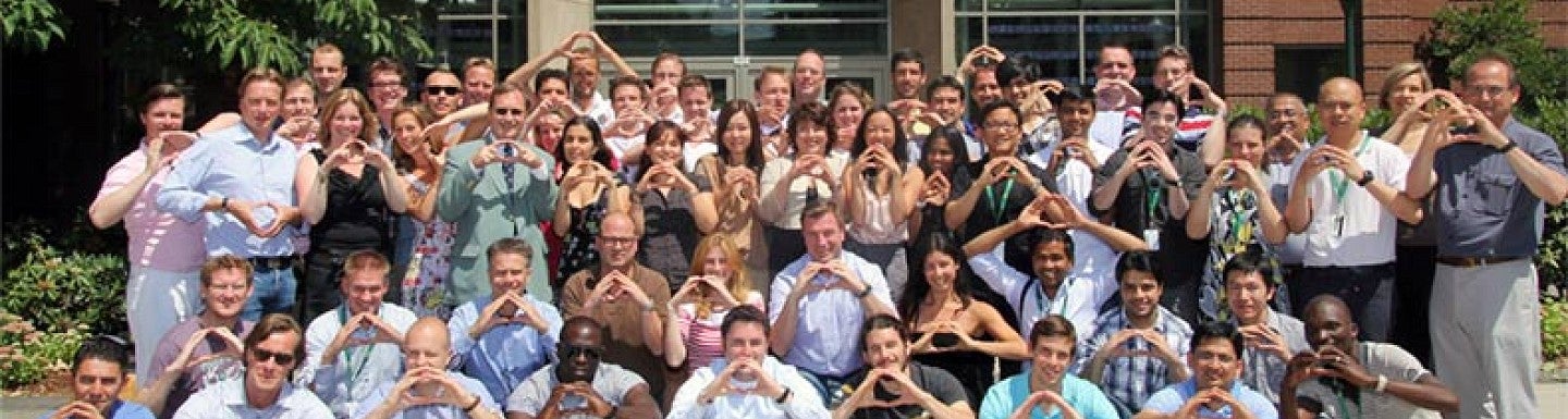 Group photo of Nyenrode students throwing the Oregon "O" in front of the Lillis Business Complex