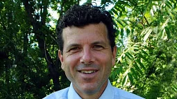 Head shot of UO alumni Peter Burrows