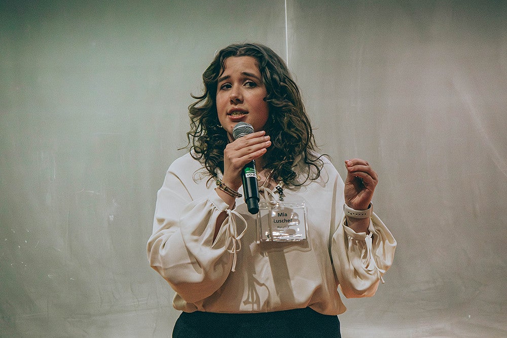 mia luscher presenting at three minute thesis competition