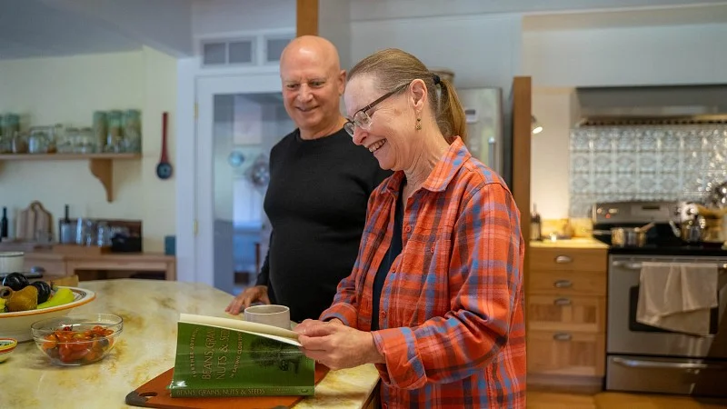 elin-cookbook-with-husband