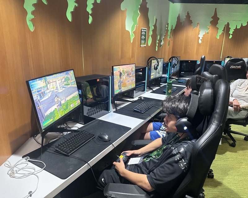 kids playing video games