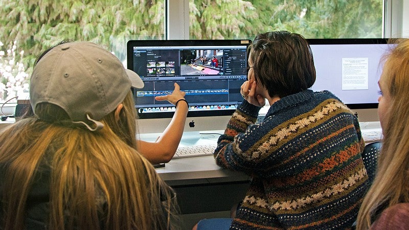 Students working together during SOJC Gateway Lab