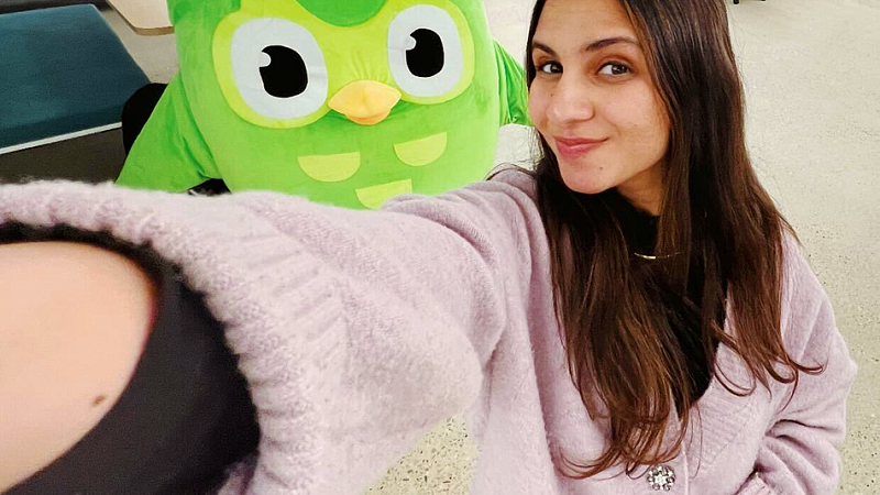 Zaria Parvez takes a selfie with Duo, the (in)famous green Duolingo owl