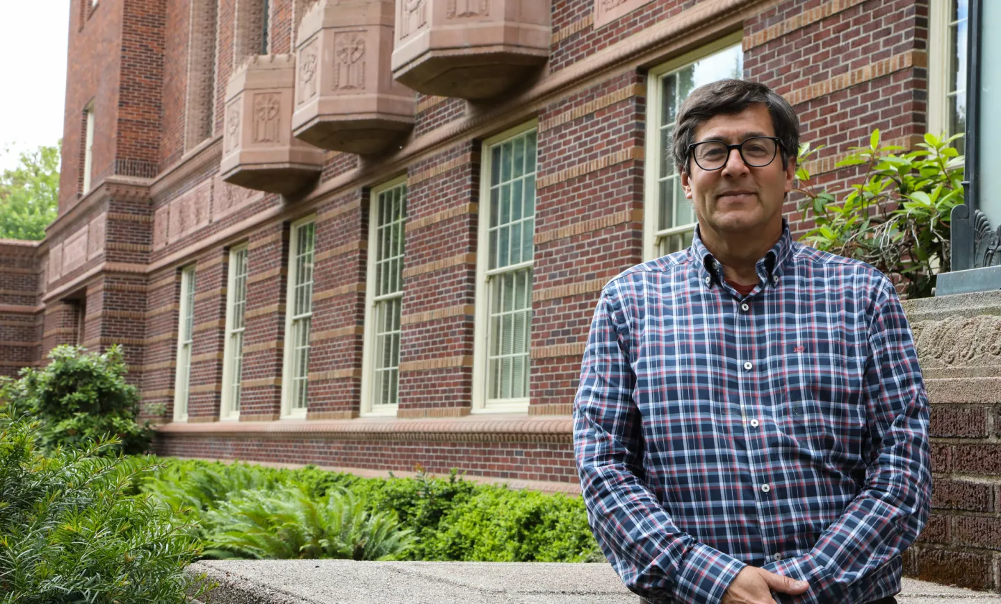 Jeff Staiger standing on front steps of Knight Library.