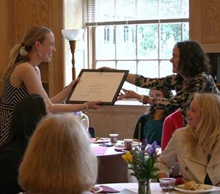 Kimberly Rambo-Reinitz receives her Excellence in Advising Award Kimberly Rambo-Reinitz receives her Excellence in Advising Award