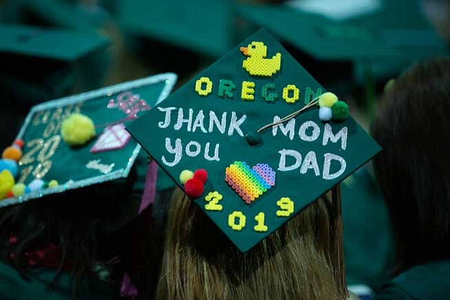 Mortar board that says Oregon 2019, Thank You Mom and Dad