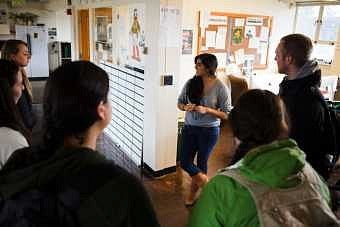 Current news editor Becky Metrick talks to perspective reporters. Photograph by Ivar Vong - Oregon Daily Emerald