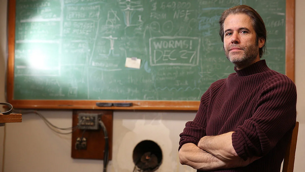 UO scientist Robert Schofield