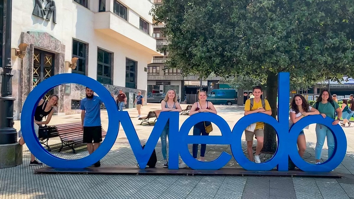 students behind Oviedo sign.