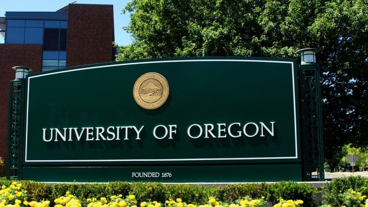 The UO sign at the entrance to campus