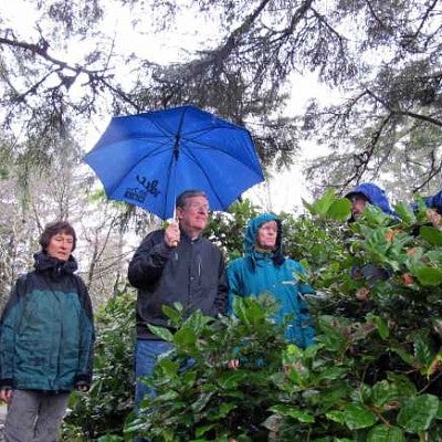 Oregon Institute of Marine Biology Director Craig Young (right) leads the president and his wife on a tour of the coastal area surrounding the OIMB campus in Charleston. Photograph by Ann Wiens