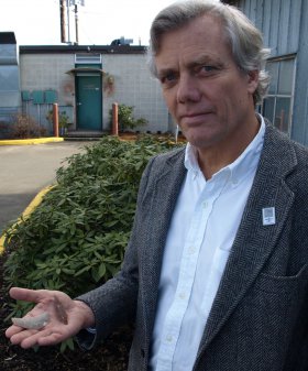 Image of Jon Erlandson outside his UO lab