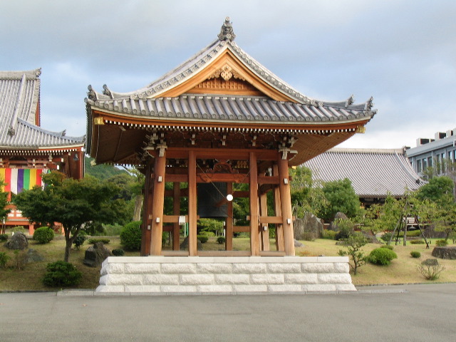 Chishaku-In shrine with bell.JPG