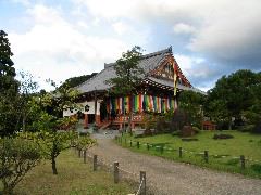 Chishaku-In shrine with banners.JPG