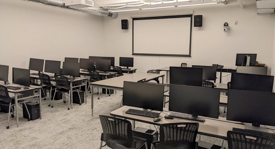 Innovation Building 118 with computers on desks and a projector against the far wall