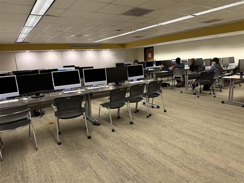 Klamath B026 with computers on desks and a whiteboard against the far wall