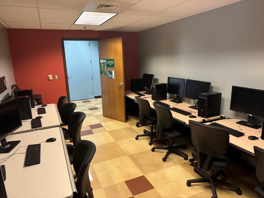 Image of advanced SSIL lab with computers on desks
