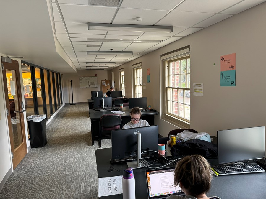 Straub 237 with computers on desks and students studying