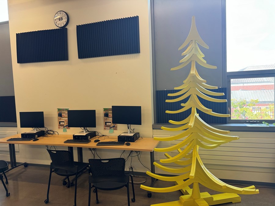 Image of CSI lab computers against back wall