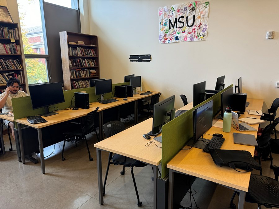 Image of MCC lab with computers on desks